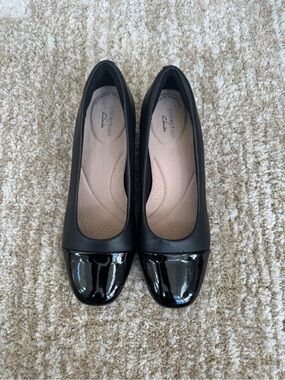 Clarks Marilyn Sara size 8 Black Women's Ballet Flats with Patent Cap Toe